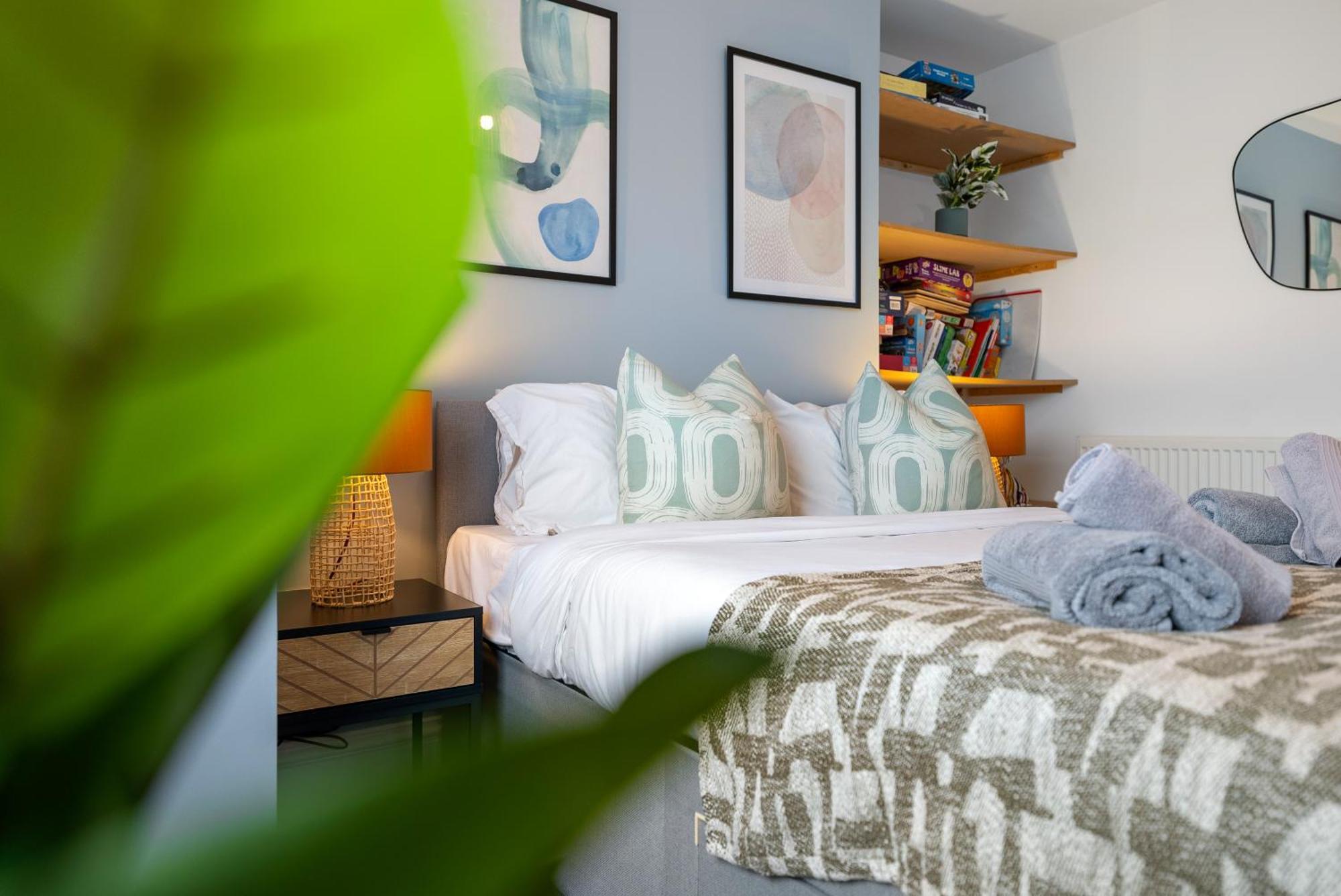 Long Term And Summer Special Offer! 5-Bedroom Spacious, Stunning Design, Sociable Areas & Cosy House Near South Downs Park, Sleeps 11 With Games Room, Private Parking And Garden- By Blue Puffin Stays Waterlooville Zewnętrze zdjęcie