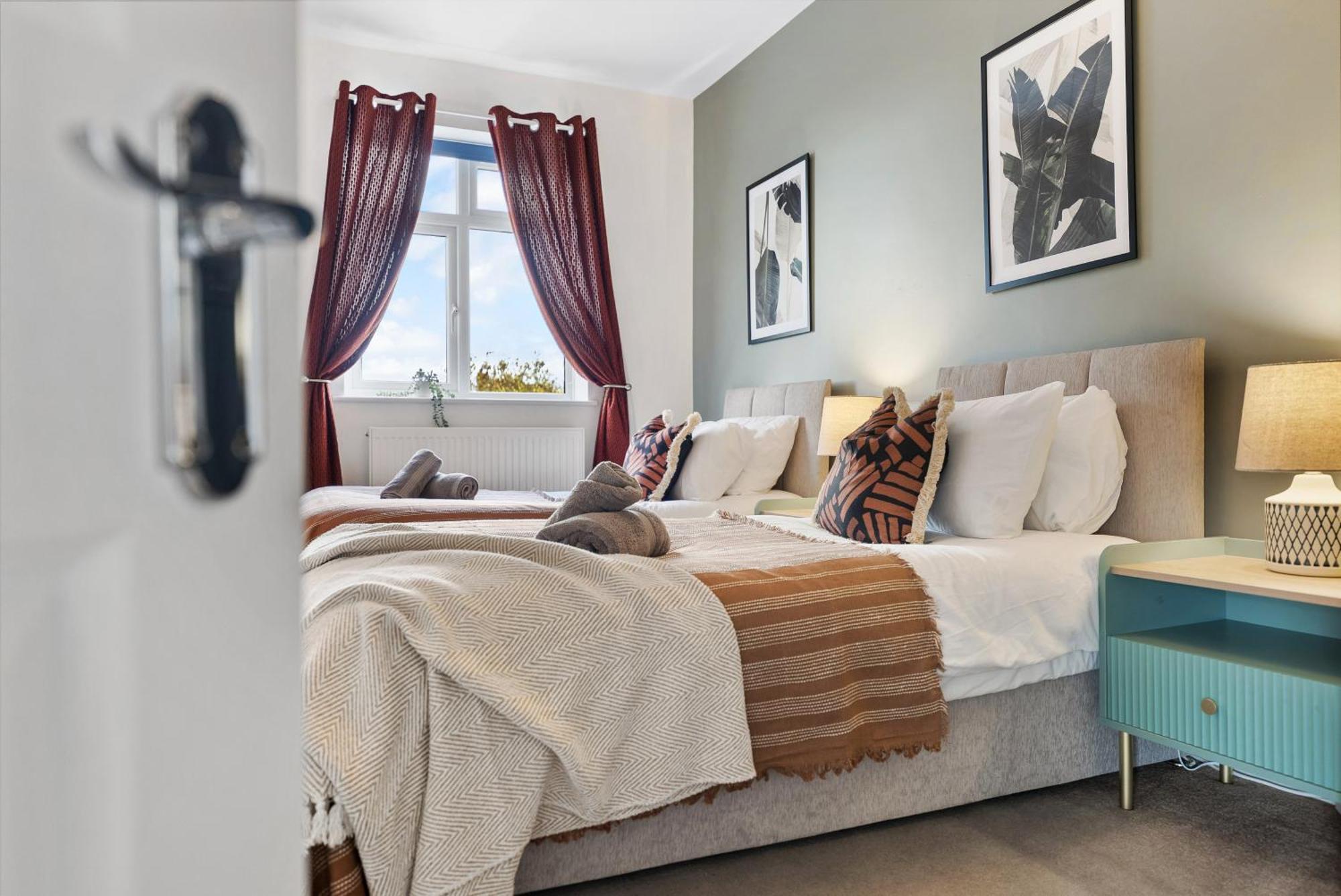 Long Term And Summer Special Offer! 5-Bedroom Spacious, Stunning Design, Sociable Areas & Cosy House Near South Downs Park, Sleeps 11 With Games Room, Private Parking And Garden- By Blue Puffin Stays Waterlooville Zewnętrze zdjęcie
