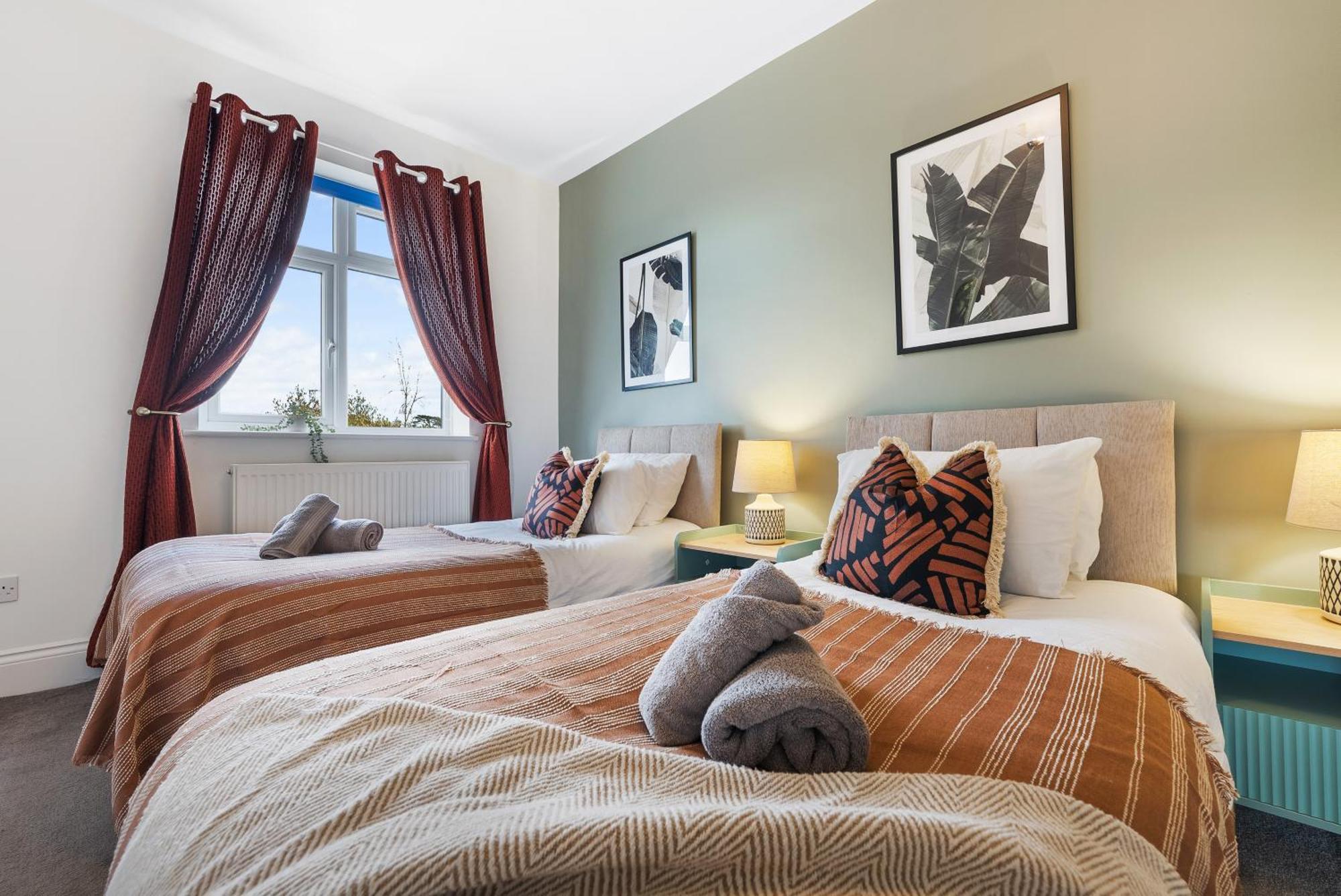 Long Term And Summer Special Offer! 5-Bedroom Spacious, Stunning Design, Sociable Areas & Cosy House Near South Downs Park, Sleeps 11 With Games Room, Private Parking And Garden- By Blue Puffin Stays Waterlooville Zewnętrze zdjęcie